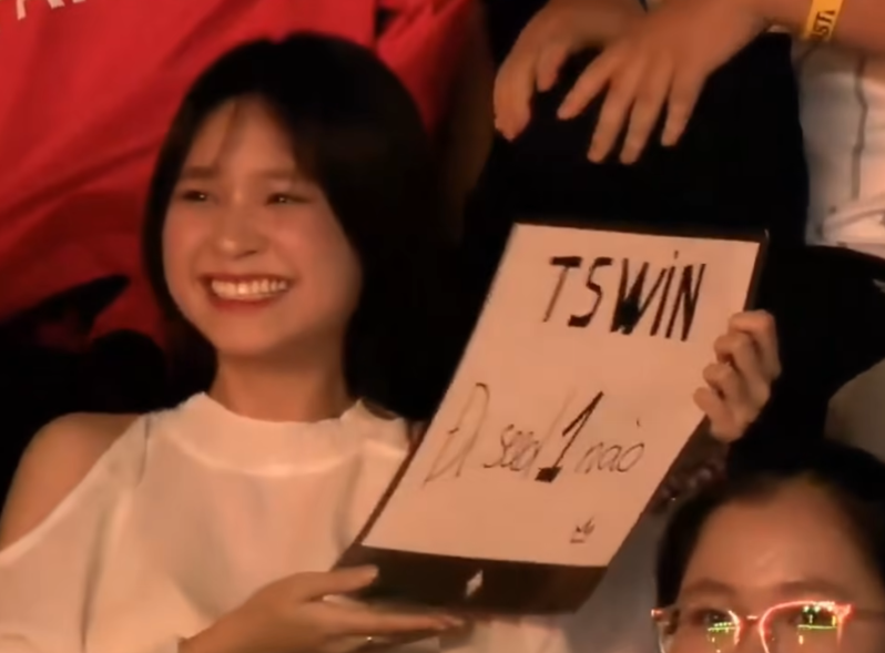 Caught in a "Divine" Moment, Innocent Female Fan Resembles the Number 1 Host of League of Legends 1 screenshot 2025 09 22 112322 1758515135212616846502 1758526393609 17585263938871843933053