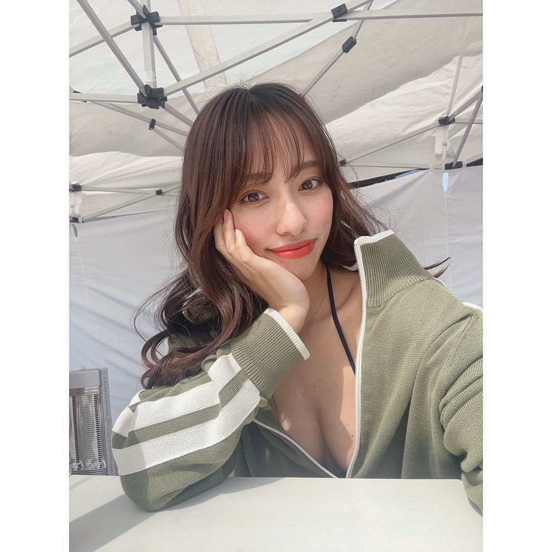 Dressing Provocatively on Stream, Female YouTuber Faces Backlash, Netizens Accuse Her of "Clickbait" 4 base64 1758602544500712098254 1758602993803 1758602994059840837850 1759896685247 17598966856441463513016