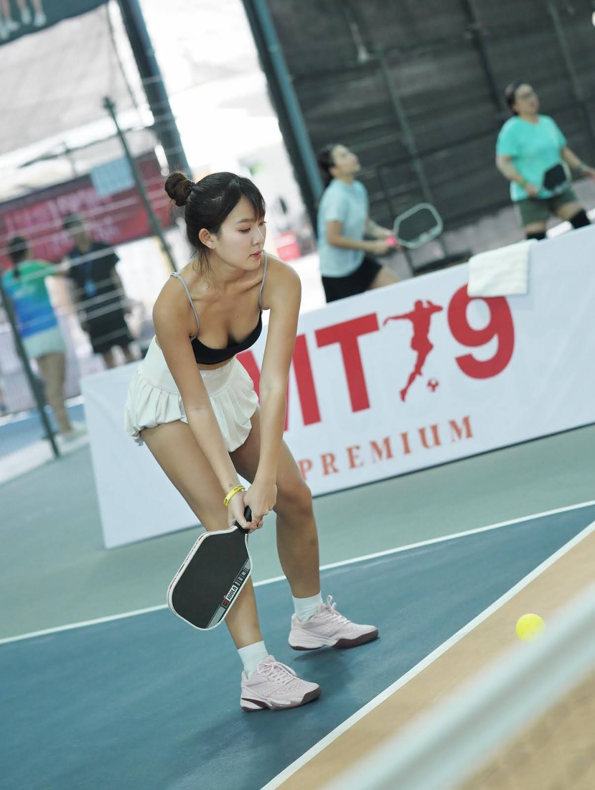 Hot girl pickleball transforms into a captivating muse 1 Viral image of her on the pickleball court