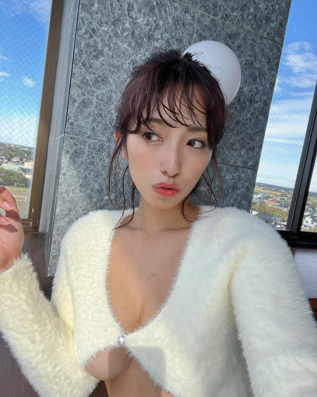 Dressing Provocatively on Stream, Female YouTuber Faces Backlash, Netizens Accuse Her of "Clickbait" 1 photo 1758602409983 1758602410242370431420 1758602990394 1758602991512761229955 1759896680876 17598966811321677586903