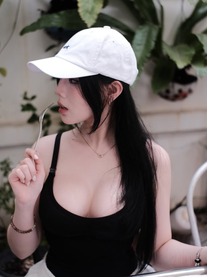 Hot girl "accidentally gave a glance" but made countless fans lose sleep with her stunning beauty 4 photo 1761273869570 17612738698371672177275 1761387564772 1761387565047491364863